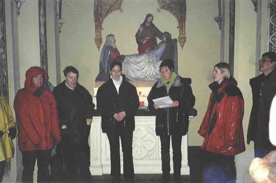 St. Ludwig - winterzonnewende 2001 - Monique van 'De Zonnebloom' leest voor over de 'World Peace Flame'